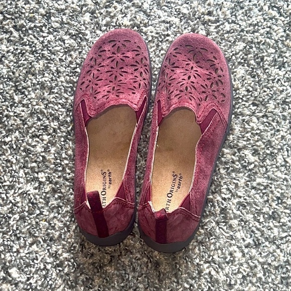 Earth Origins Suede Perforated Slip-on Shoes - Rikki Size 6.5M brand new - Picture 2 of 7